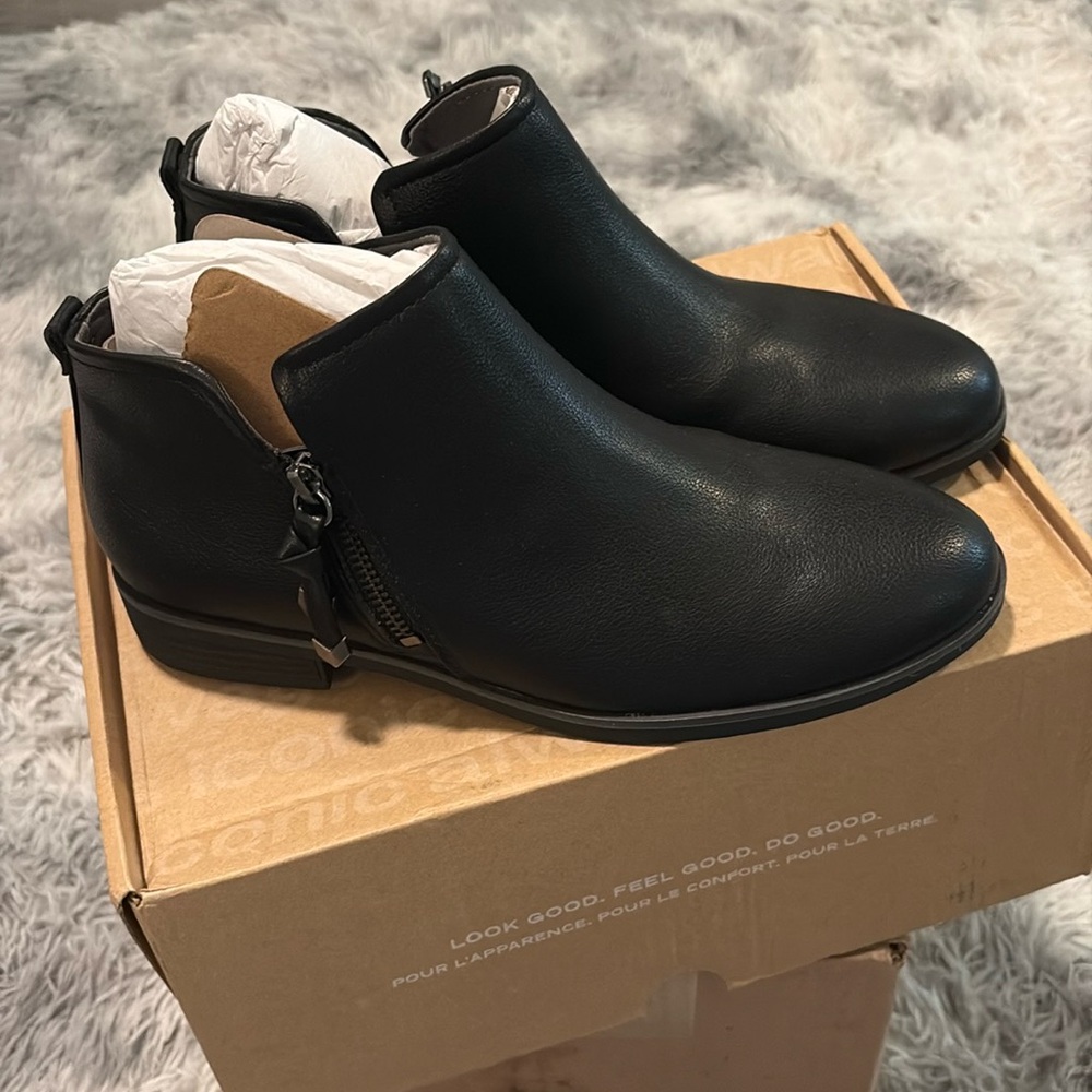 Black Ankle Boots with Side Zipper and Rounded Toe